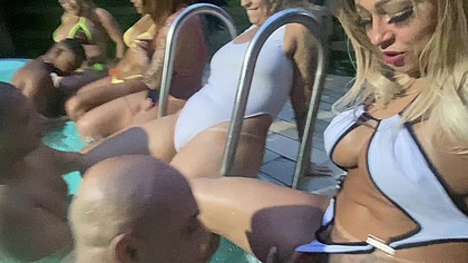Festa na piscina com as mais gatas do Rio, gozando na cara de todas elas