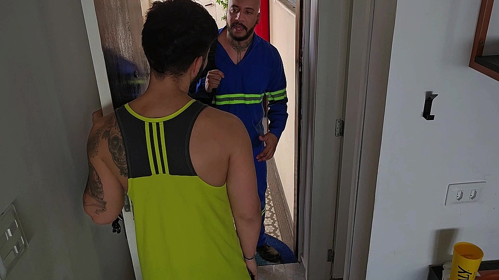 tecnico veio olhar minha internet e me socou o cabo. (Felipe Villar,bareback) tecnico veio olhar minha internet e me socou o cabo. (Felipe Villar,bareback)