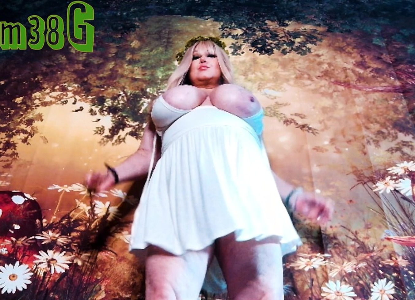 Barefoot Goddess & Giantess Sam38G