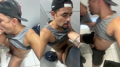 Uma fila de machos no banheiro publico querendo sexo comigo - Ep 01