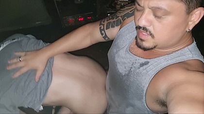 Chupando no estoque do bar.