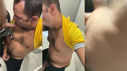 NO WC SENDO O MACHO DOS MACHOS QUE PASSAM COM TESAO DA MADRUGADA.