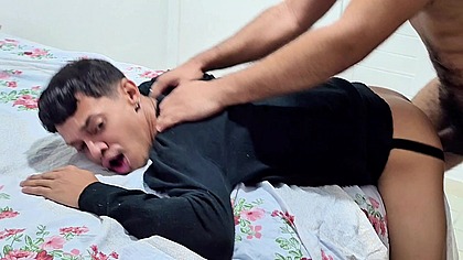 Apostou e perdeu o cuzinho na aposta, dotadao empurrou e ele gritou.