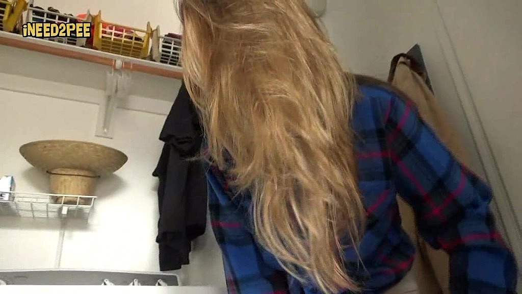 cheyenne jewel pisses her skintight jeans (Cheyenne Jewel) cheyenne jewel pisses her skintight jeans (Cheyenne Jewel)