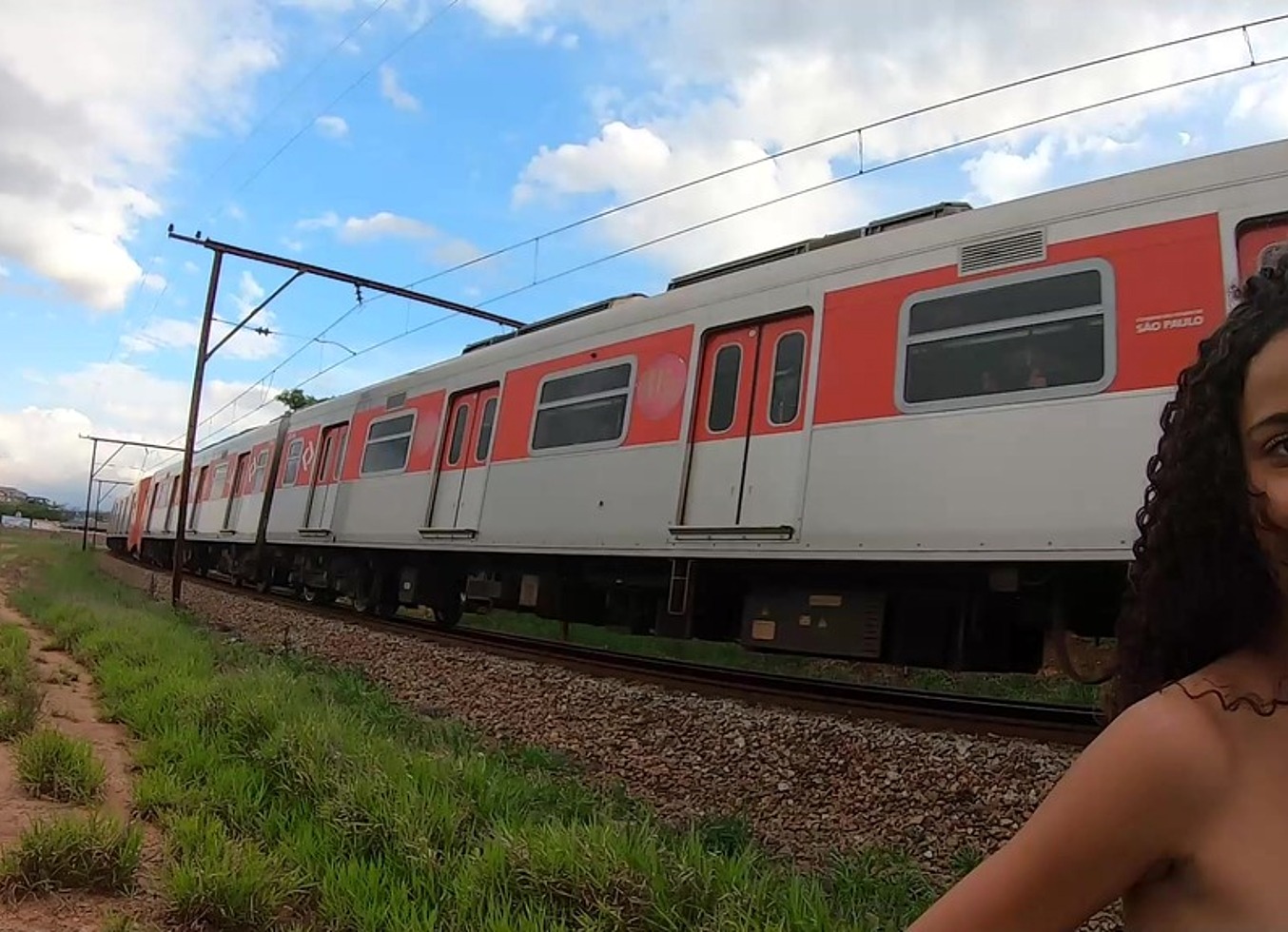 A Novinha Manoella Fernandes Entrou Na Farra Ao Lado Da Passagem De Trem Com Binho Ted E Pitt Garcia