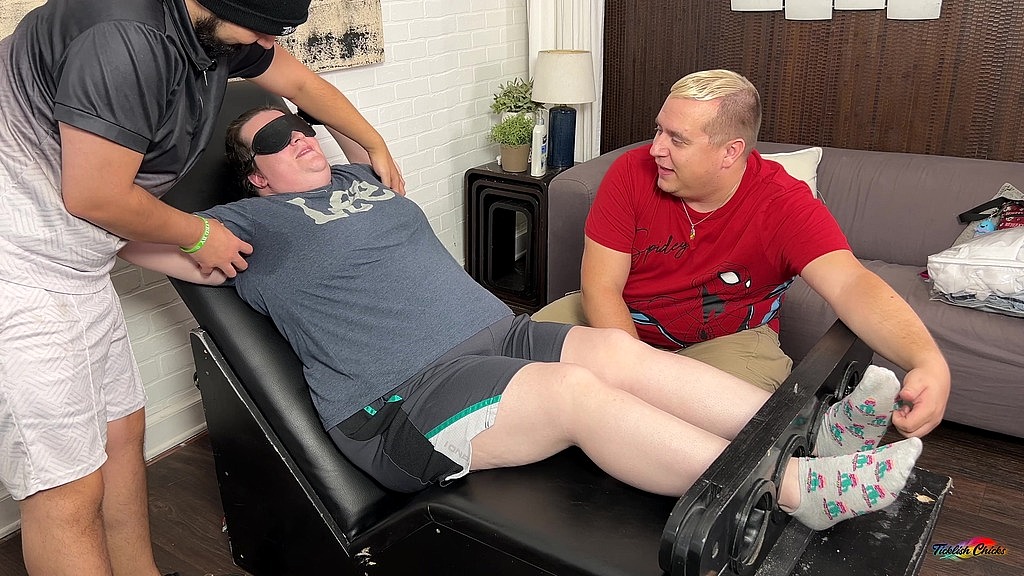Ragazze solleticabili - tklnurse bendata e solleticata a turno dal solleticatore magico fino a farla ridere a crepapelle (Matt Tkc, The Magic Tickler, TklNurse) ticklish chicks - tklnurse blindfolded and tag team tickled by magic tickler until she gigglegasms (Matt Tkc, The Magic Tickler, TklNurse)