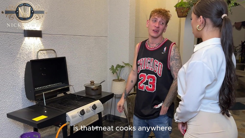 всегда опаздывает! он сказал, что через две минуты он поужинает со своей семьей! готово!