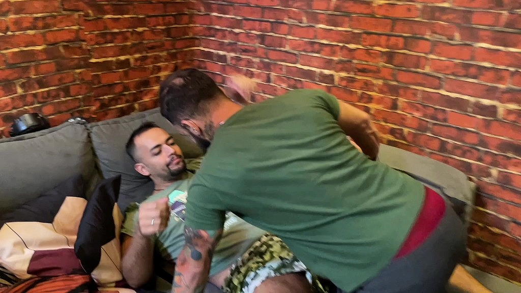 fui visitar um amigo ele me pegou no sofa, chupou meu rabo e meteu o pau grossao no meu cu - parte 01 (Socyal Sem Camisa,bareback) fui visitar um amigo ele me pegou no sofa, chupou meu rabo e meteu o pau grossao no meu cu - parte 01 (Socyal Sem Camisa,bareback)