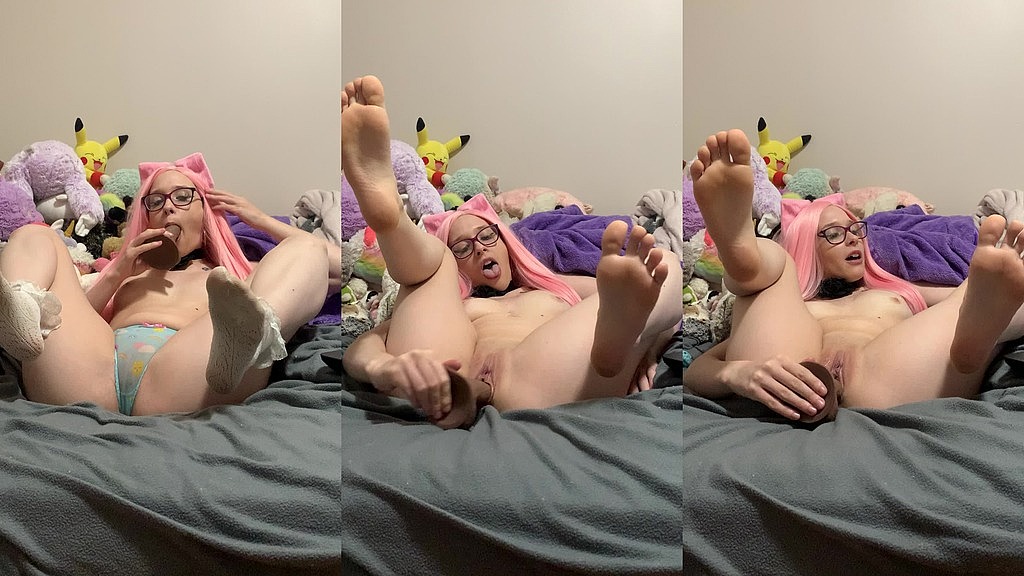 крихітний підліток показує все і мастурбує (EmoDream1998) tiny teen shows all and masturbates (EmoDream1998)