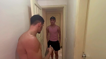 CHAMEI O CAMAREIRO PRA OLHAR O AR DO QUARTO E O PUTO VEIO DE CALCINHA. PEDIU PRA SER MACETADO E PRA GANHAR LEITE NA BOCA.