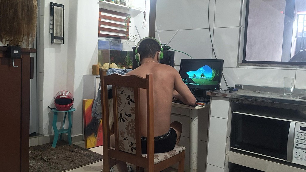 nerd twink pega o tecnico de internet que faz visita em sua casa (Junior Delao, Degressivo) nerd twink pega o tecnico de internet que faz visita em sua casa (Junior Delao, Degressivo)