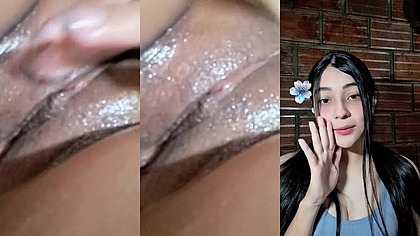 Colombiana se masturba y muestra sus grandes tetas