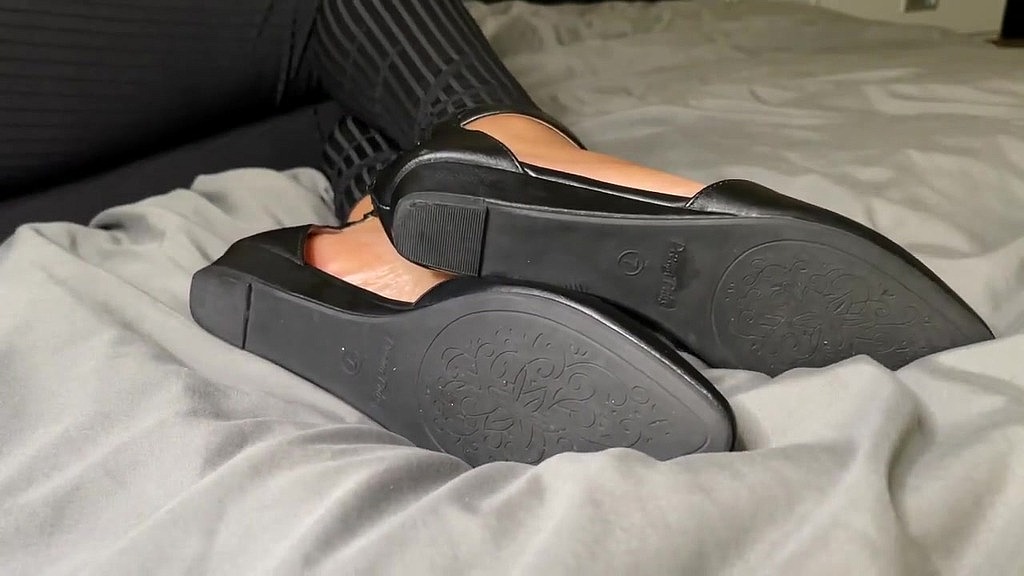 Pink Foxx: milf slowly slips off flats in bed (AnalVids.com) milf slowly slips off flats in bed (Pink Foxx)