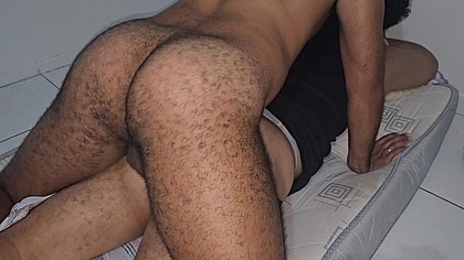 Gay Passivo rabudo dando o cu pros tres ativos machos no quarto de um hotel, nao arregou e aguentou firme. Parte 03