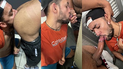ENTRA E SAI NO BANHEIRO COM MACHOS TREPANDO .