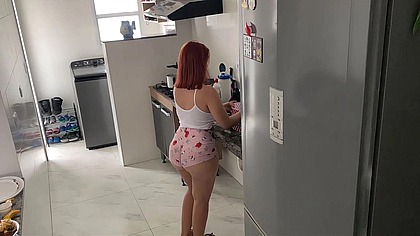 Camera Escondida - Empregada faz faxina de shortinho curtinho provocando o patrao