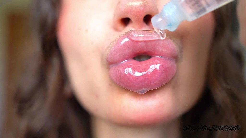 вологі брудні шари блиску для губ і надуті поцілунки (Rarible_Diamond) wet messy lipgloss layers and pouting kisses (Rarible_Diamond)
