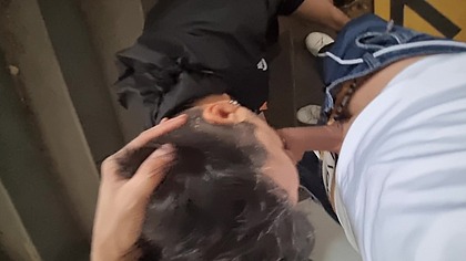 SENDO MAMADO NA ESCADARIA ABANDONADA