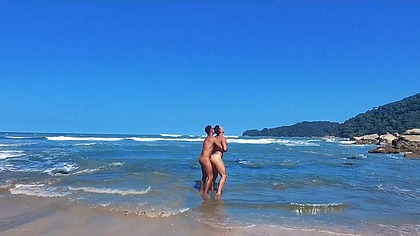 machos pelados numa praia deserta e a orgia aconteceu.