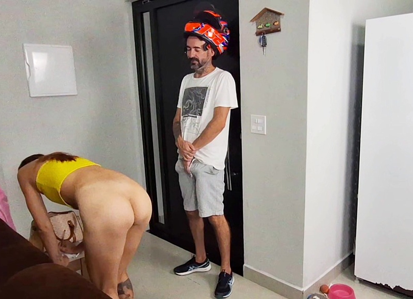 Safada Sozinha Em Casa Recebe Motoboy So De Toalha De Banho!