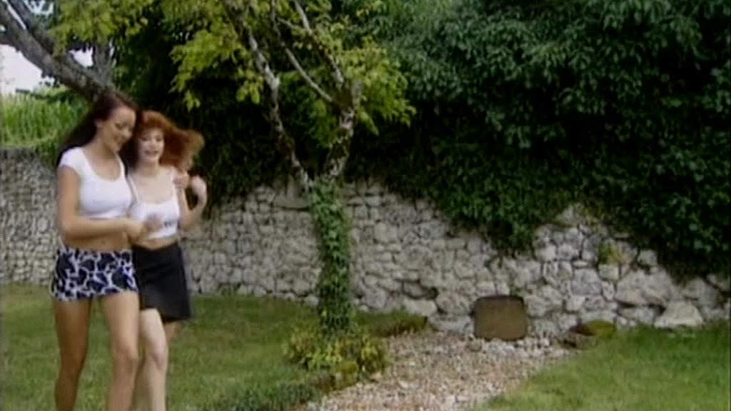 Kate More and Fovea, anal threesome in the garden