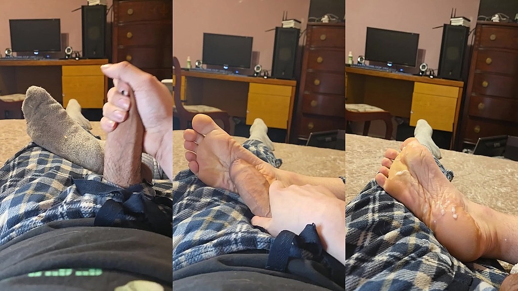 cumming on my wrinkly sole (Mr Dimples) cumming on my wrinkly sole (Mr Dimples)