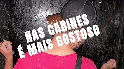 Puta nao se contentou em chupar piroca no glory hole e deu gostoso dentro da cabine.