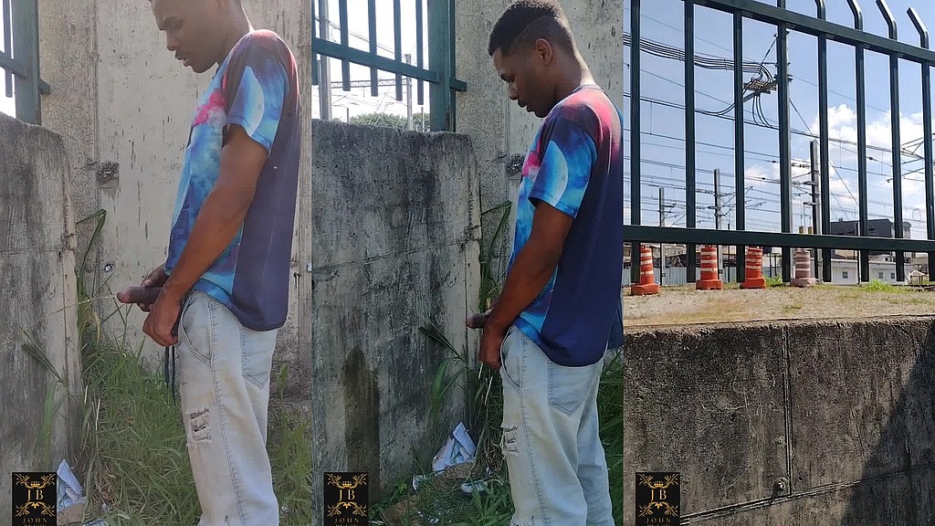 eu mijando no parque ao lado da estacao de trem! (John Black58, Vamosagilizar) eu mijando no parque ao lado da estacao de trem! (John Black58, Vamosagilizar)