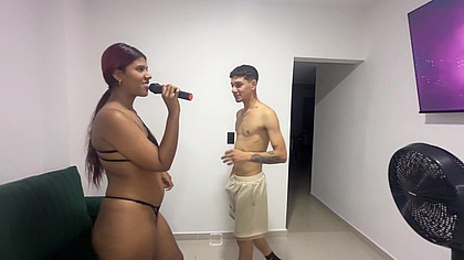 HERMANASTRO TU MICROFONO ME GUSTA. Le enseno clases de canto con MI ENORME POLLA a mi PEQUENA HERMANASTRA.