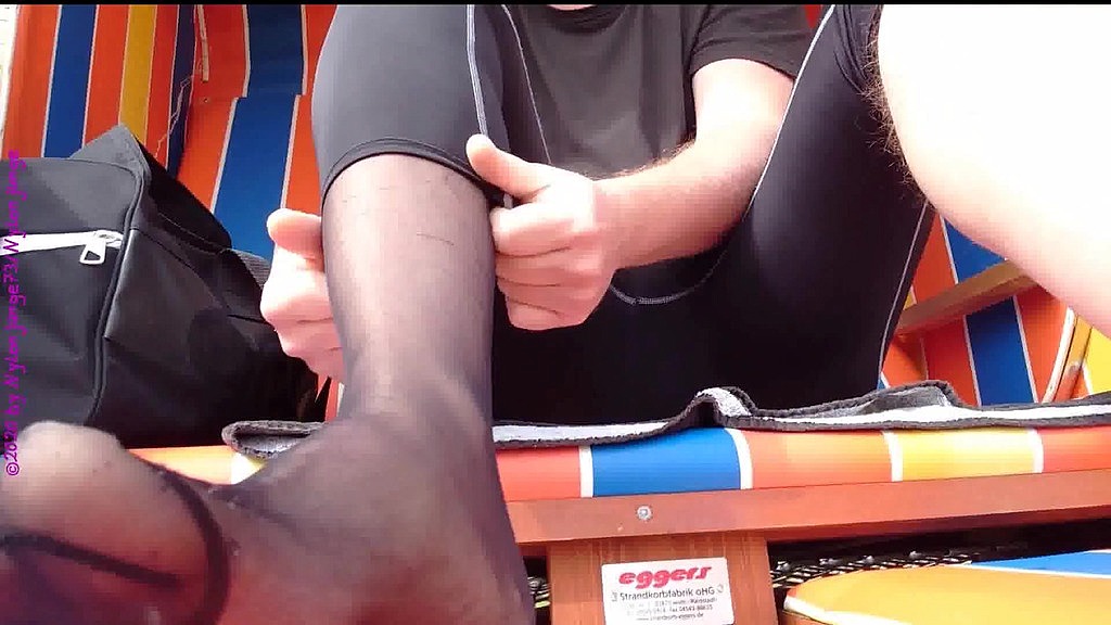 sportliches umziehen im strandkorb (Carmen Nylonjunge) sportliches umziehen im strandkorb (Carmen Nylonjunge)