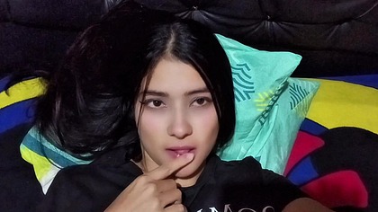 Latina de grandes tetas pillada haciendo video llamada con el novio de su hermana ( SHEER COMPLETE VERSION)