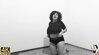 BBW PLAYING WITH THE VIBRATOR AND SHOWING HER BIG BREASTS - Lays Lopes