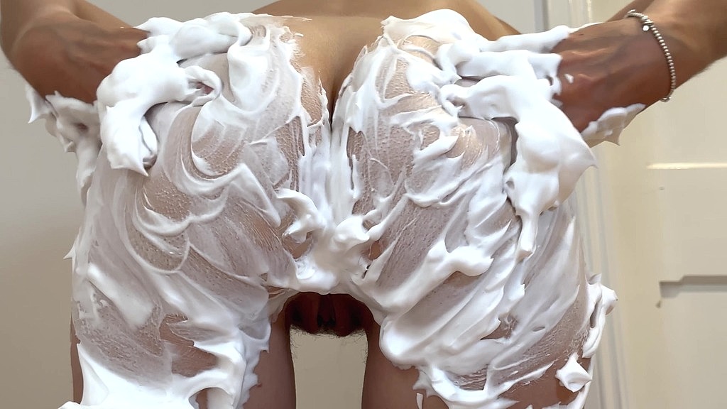 snow foam rubbed into my bum (Wamgirlx) snow foam rubbed into my bum (Wamgirlx)