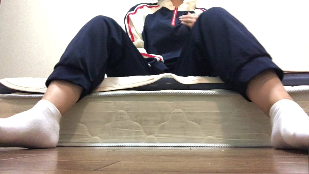 いつも野球部のマネージャーしてるけど、もっこりしている部分を見てマンコに雫が落ちている野球部マネージャー。 (Momoka, Nono) いつも野球部のマネージャーしてるけど、もっこりしている部分を見てマンコに雫が落ちている野球部マネージャー。 (Momoka, Nono)