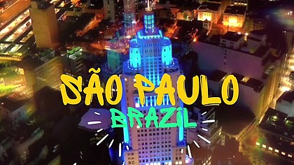 Gay branquinho mostrando cuzinho rosado, sendo dedado e levando pica do ursao no sofa do barzinho.