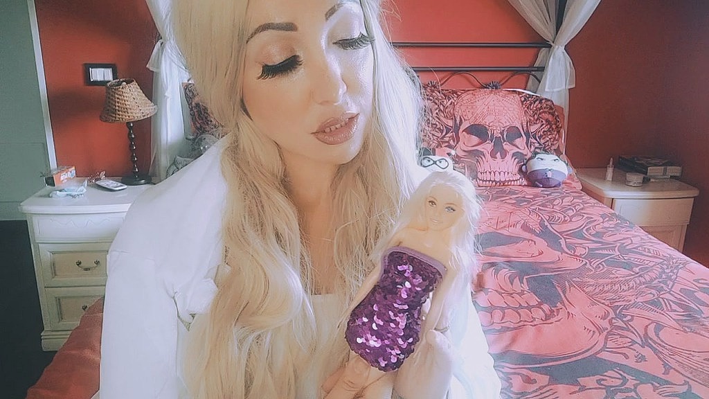 oh my barbie was lonely so we started playing (Chantal channel, Mrneighbour) oh my barbie was lonely so we started playing (Chantal channel, Mrneighbour)
