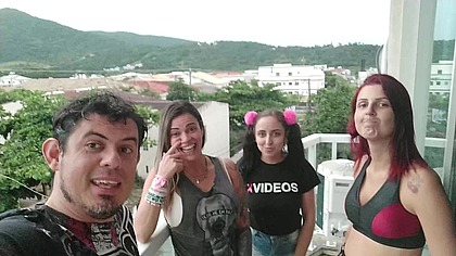 Aquela festa com a amigas e o marido.