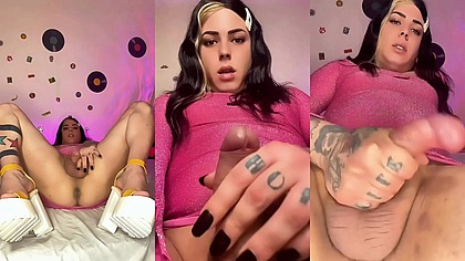 Plug anal, punheta e gozada farta. Isso e muito bom