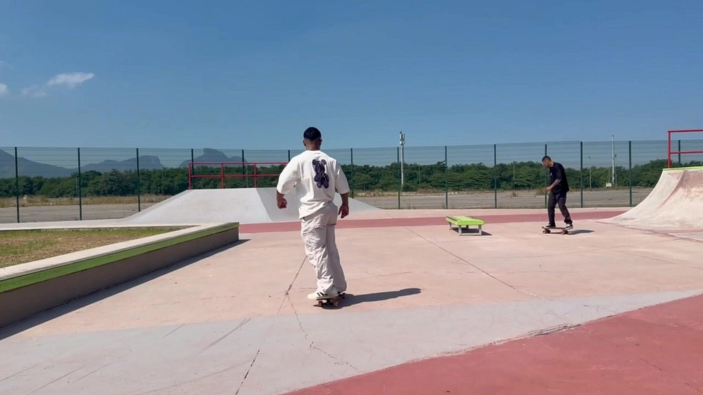 ajudei o skatista que se machucou na pista. levei pra casa e ele me deu o cuzinho pra agradecer (Yuri Diaz, Jhon Prado) ajudei o skatista que se machucou na pista. levei pra casa e ele me deu o cuzinho pra agradecer (Yuri Diaz, Jhon Prado)