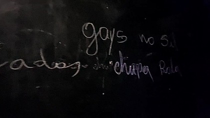 SARADOS E DOTADOS EM UM SEXO FRENETICO NO GLORY HOLLE.