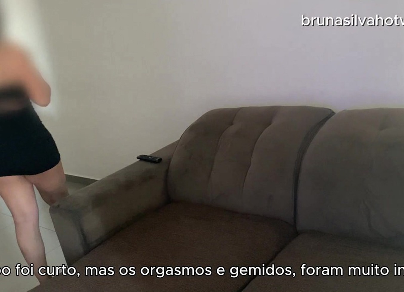 Esposa Da No Sofa De Casa Enquanto Marido Trabalha