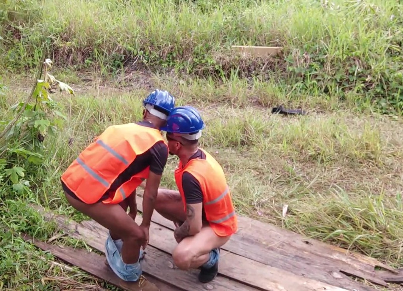 Trabalhadores Flagrados Praticando Sexo No Horario De Trabalho Nos Arredores Da Construcao