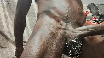 Avatar com seu enorme galo negro destruindo o buraco do pequeno juninho.