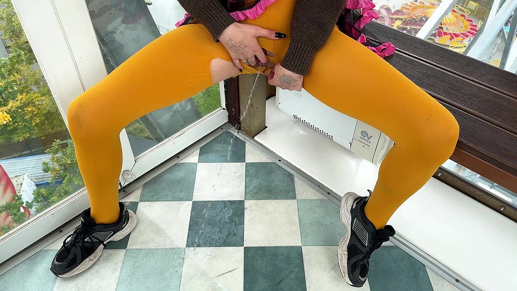 exclusive pissing on a ferris wheel!!! (Vasya Silvia) exclusive pissing on a ferris wheel!!! (Vasya Silvia)