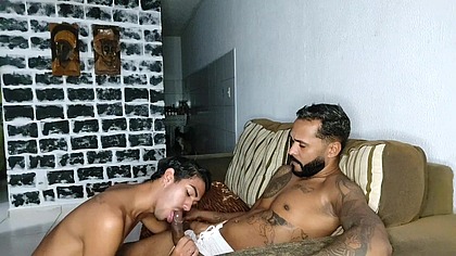 O FILHO DA VIZINHA ME VIU NO APP E DISSE QUE QUERIA PROVAR MEUS 21CM. COLOQUEI ELE DE QUATRO NO SOFA DA SALA E METI SEM