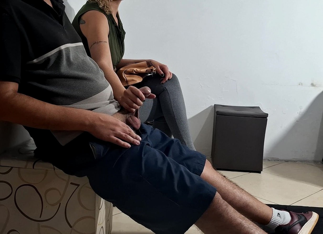 Flash Of Dick In The Dentist's Waiting Room And She Groped It