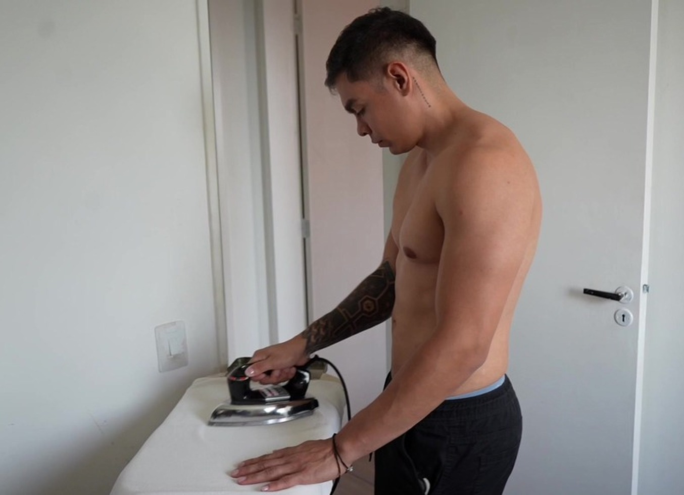 Gringo Passando Roupa Aproveitou E Passou O Ferro Em Mim. - Completo
