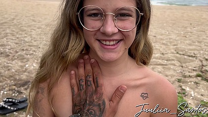 NOVINHA SAFADA PAGANDO BOQUETE DEPOIS DA AULA PARA DOTADO QUE ENCONTROU NA PRAIA