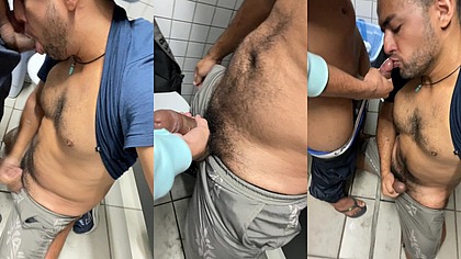 Sendo fodido no banheiro