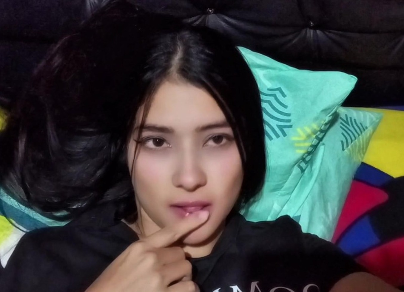 Latina De Grandes Tetas Pillada Haciendo Video Llamada Con El Novio De Su Hermana ( Sheer Complete Version)
